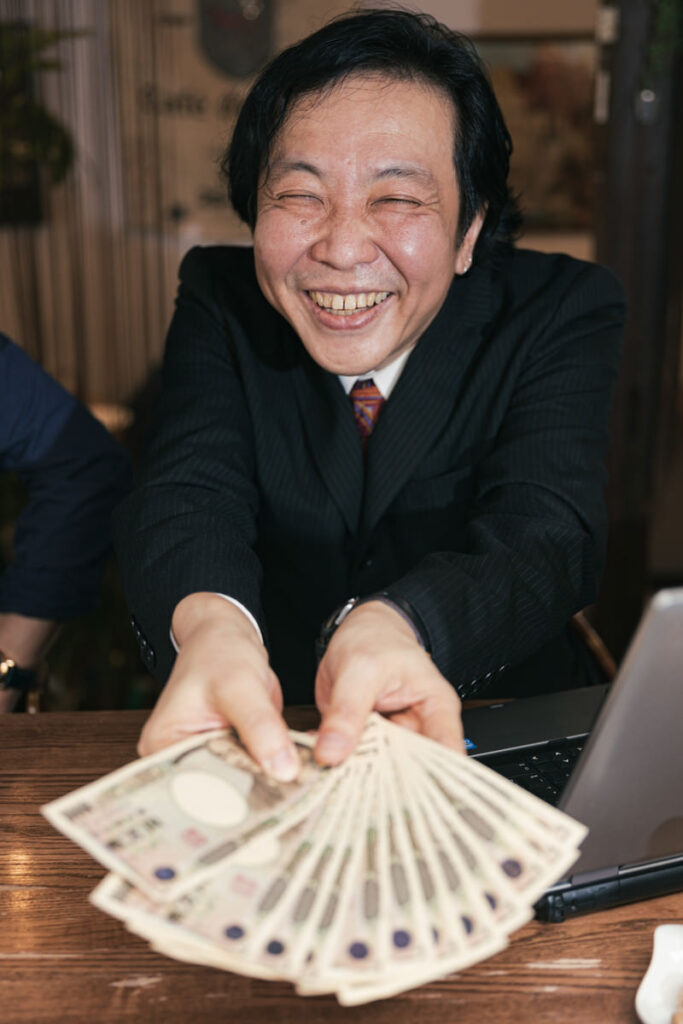 いやらしくお金をアピールする人